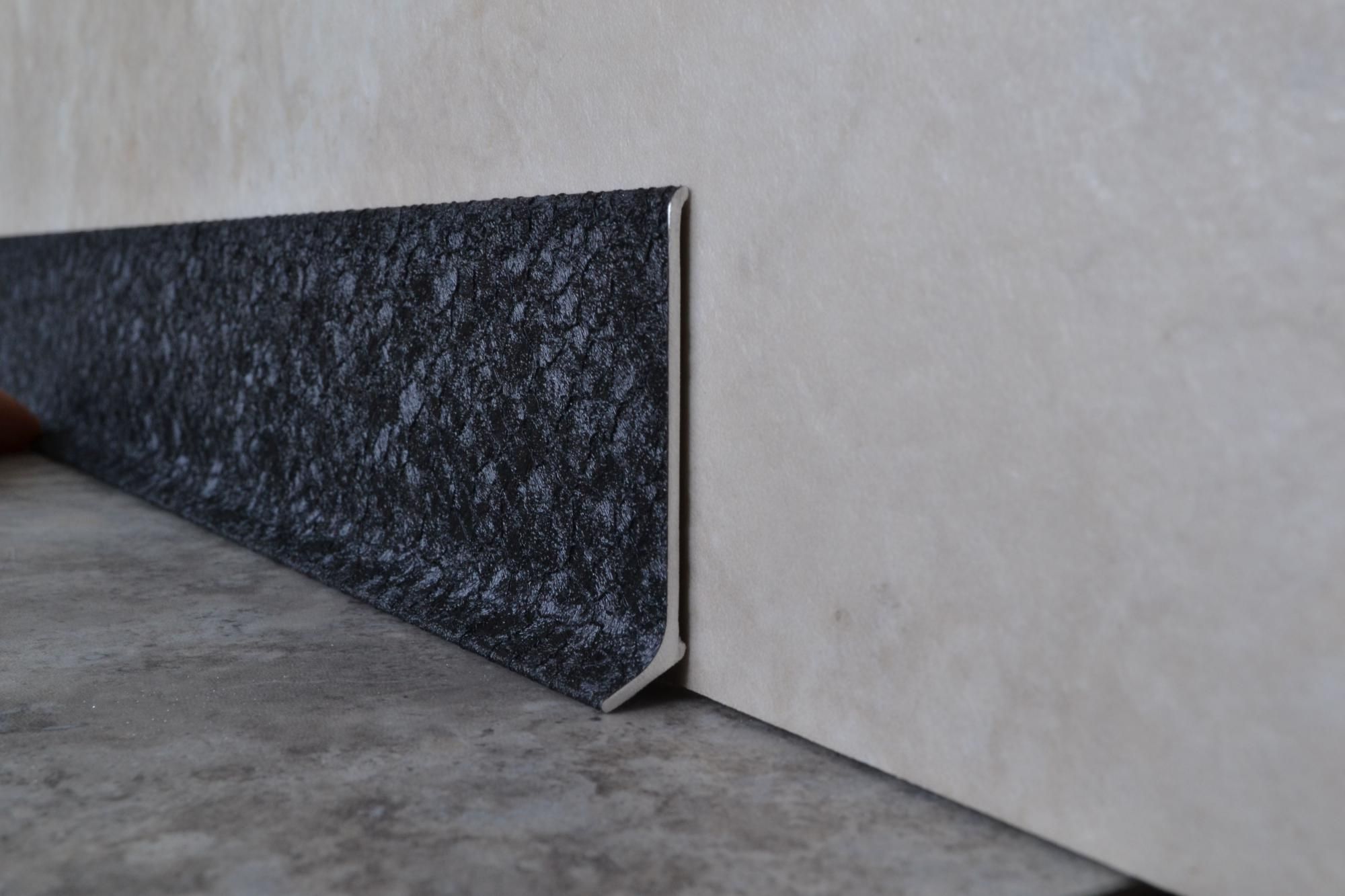 Плинтус алюминиевый L-образный текстура кожи черная (2500*11*60 мм) — купить в Уфе