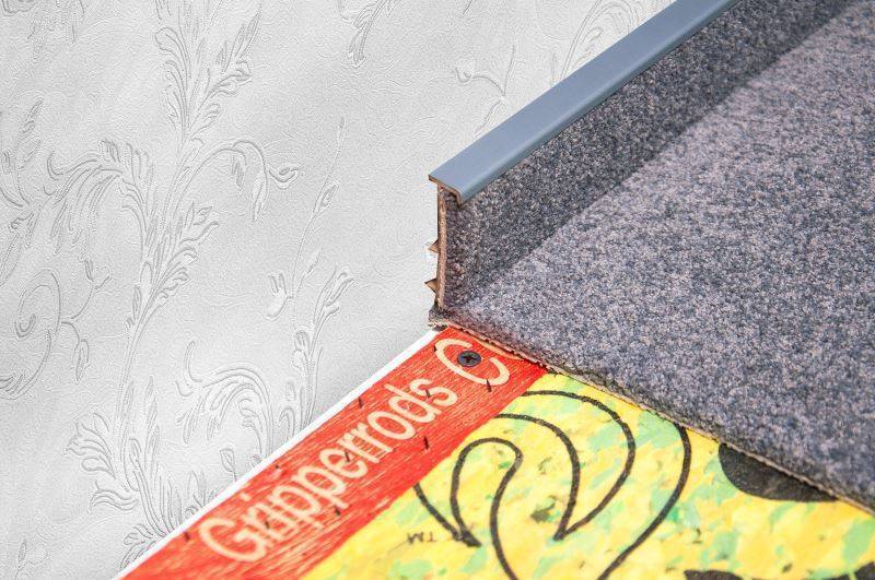 Плинтус для ковролина "Korner" Listwa графит (2500*13,8*50 мм) — купить в Уфе